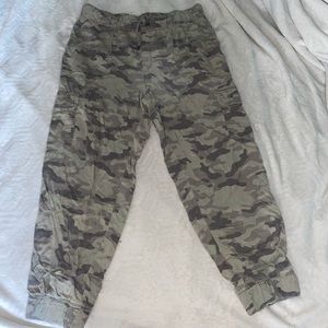 AE HI-RISE CAMO JOGGER WITH LOTS OF POCKETS